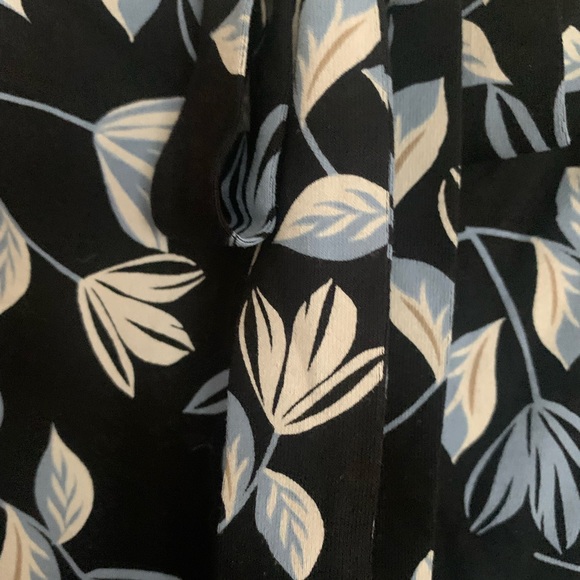 Like New J. Jill Navy Blue Floral Vine Design SZ Large Petite, can fit Large Reg - Picture 6 of 7